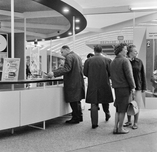 856383 Afbeelding van de stand van de N.S. op de Huishoudbeurs in de RAI te Amsterdam.